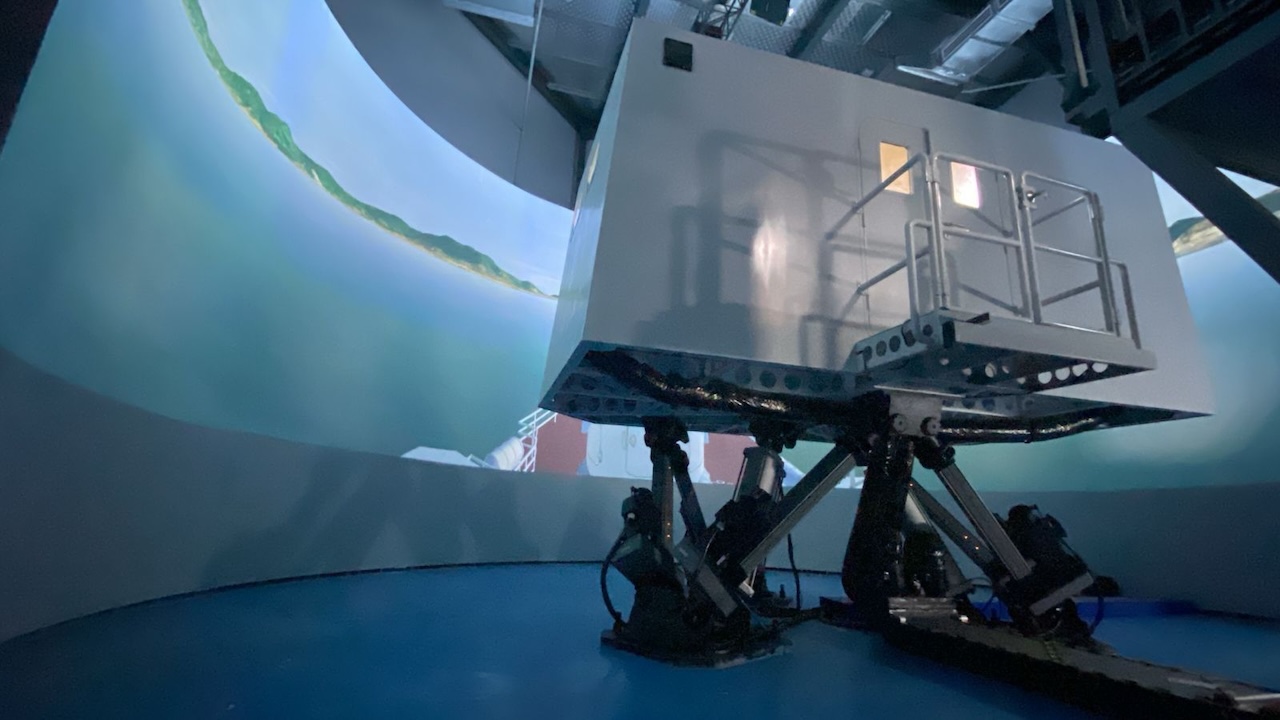 3_Hệ thống đạt chuẩn quốc tế cho phép các khóa huấn luyện được xây dựng theo đúng các yêu cầu về an toàn và năng lực vận hành tàu biển do Tổ chức Hàng hải Quốc tế (IMO) ban hành