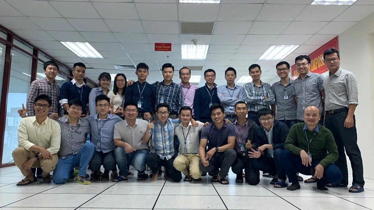 Bức ảnh lịch sử được chụp vào lúc 22 giờ 17 ngày 31.10.2019 tại phòng lab tầng 13, trụ sở Viettel High Tech ở Hòa Lạc