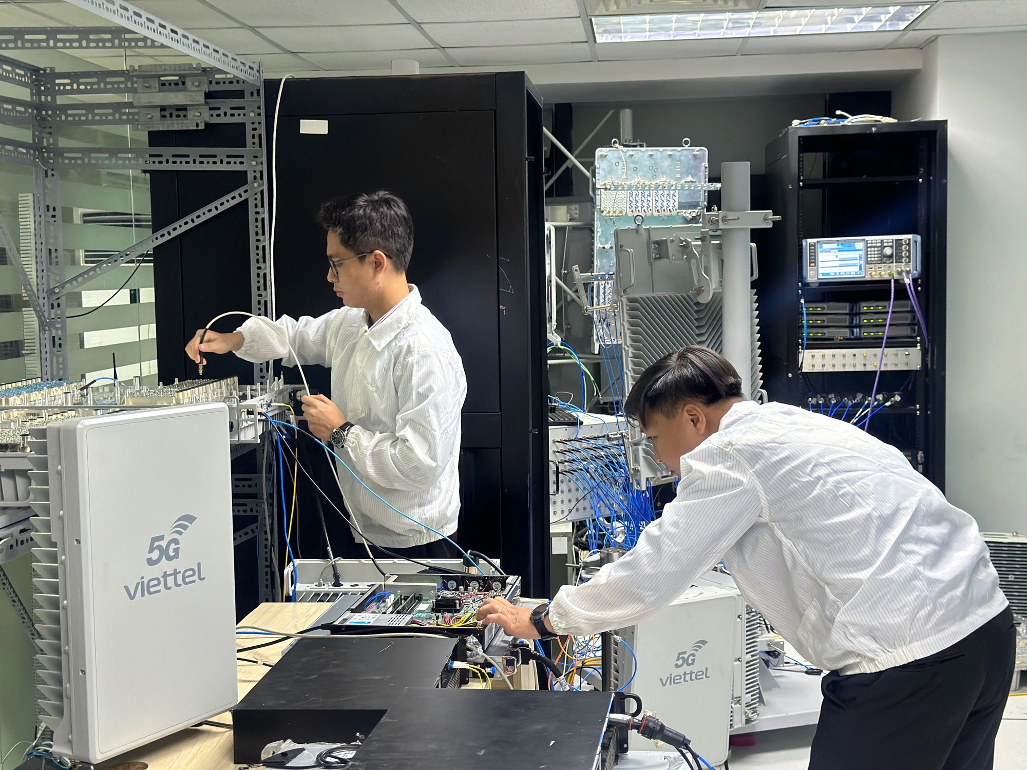 Các kỹ sư của Trung tâm nghiên cứu thiết bị vô tuyến băng rộng, Viettel High Tech, làm việc tại phòng lab