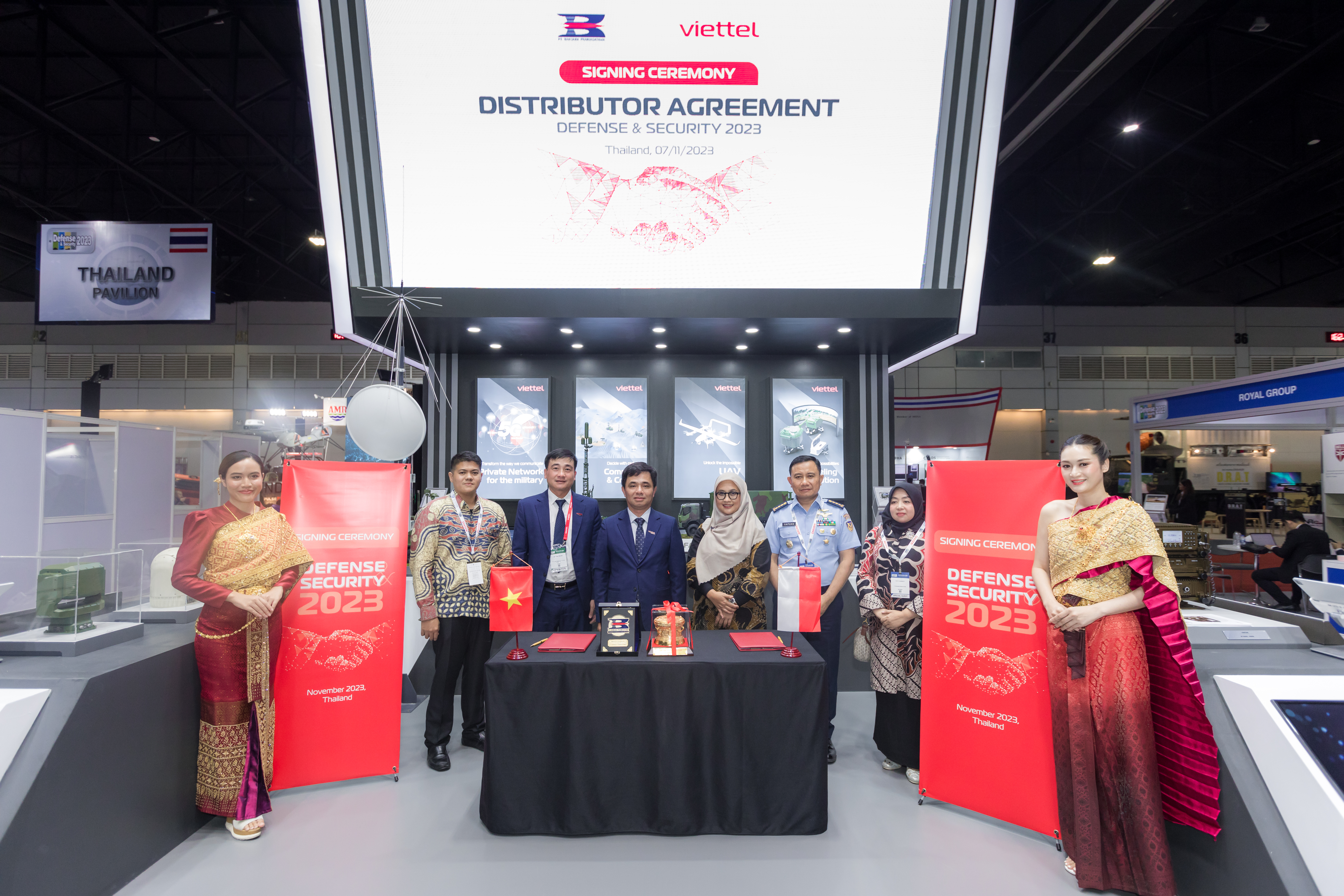 1-Viettel High Tech và Công ty PT. Bandara Praniagatama (Indonesia) đã ký kết Thỏa thuận về phân phối sản phẩm Hệ thống mô phỏng huấn luyện kíp chỉ huy bay và buồng lái máy bay của Viettel tại Indonesia