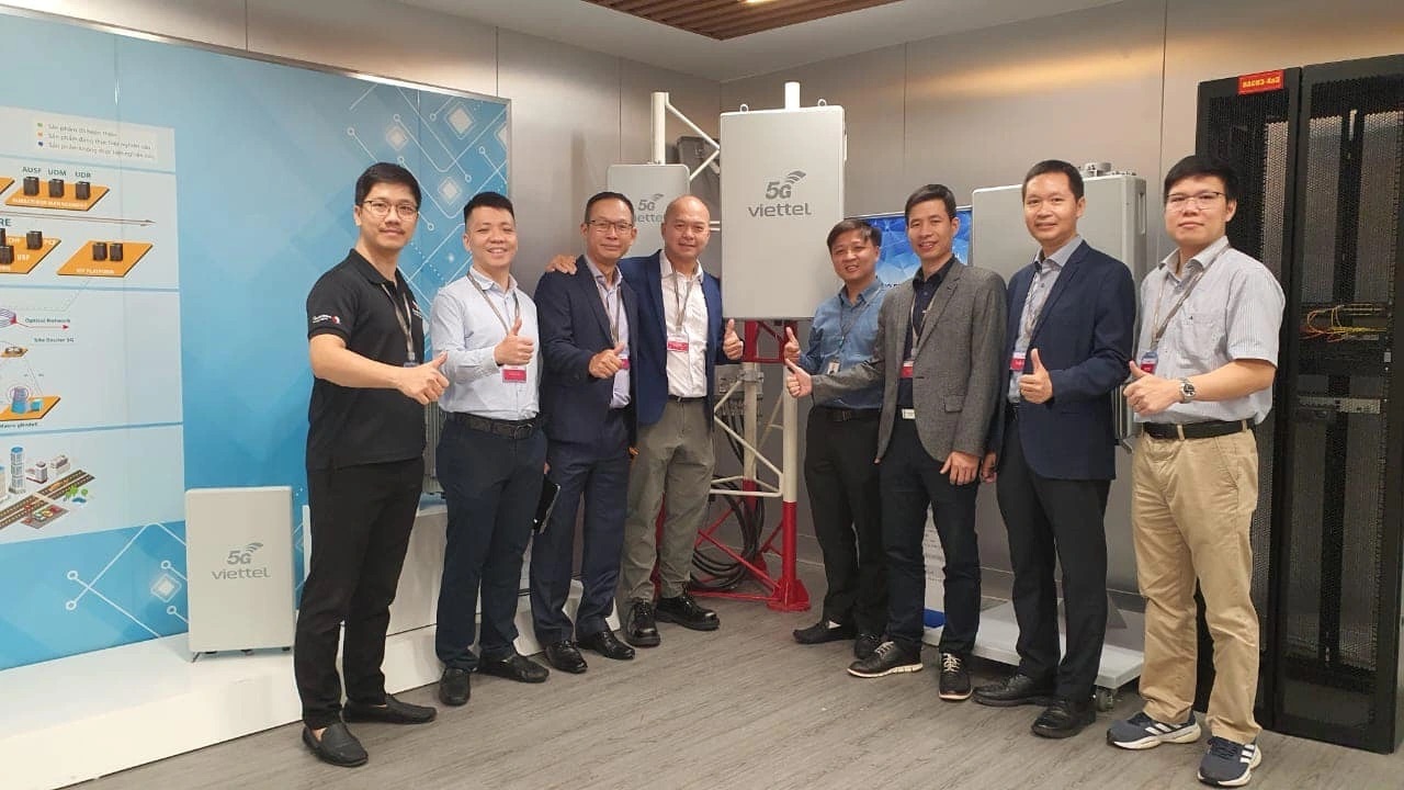Kỹ sư Nguyễn Chí Linh (thứ 4 từ phải sang) cùng các đối tác viễn thông của Tổng công ty Viettel High Tech