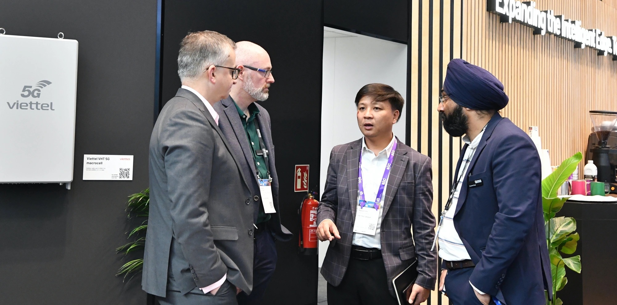 Kỹ sư Nguyễn Chí Linh trao đổi với khách quốc tế tại Triển lãm di động toàn cầu MWC 2024 (Barcelona, Tây Ban Nha)