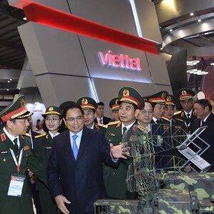 Thủ tướng tham quan khu trưng bày hệ thống sản phẩm Radar