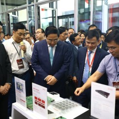 Thủ tướng Phạm Minh Chính tham quan các sản phẩm thiết bị 5G do Viettel High Tech nghiên cứu, sản xuất