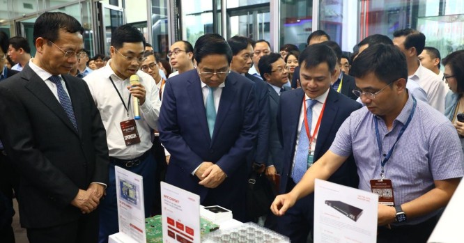 Thủ tướng Phạm Minh Chính tham quan các sản phẩm thiết bị 5G do Viettel High Tech nghiên cứu, sản xuất