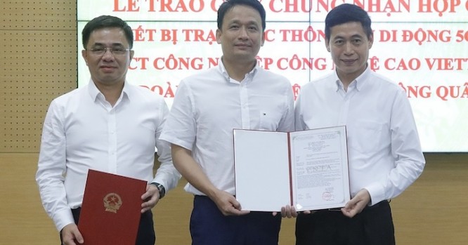 Bộ TT&TT trao giấy chứng nhận hợp quy thiết bị trạm gốc 5G cho Viettel