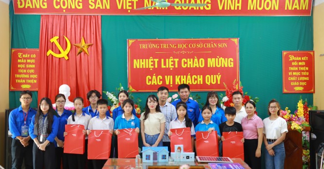 Mang tri thức và yêu thương đến trẻ em vùng cao