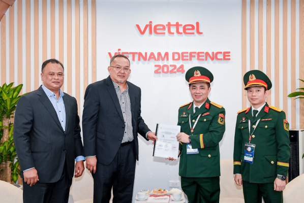 Vietnam Defence Expo 2024: Viettel High Tech nhận chứng nhận sản phẩm Thông tin quân sự sẵn sàng kinh doanh tại Malaysia