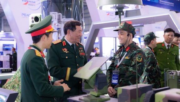 Lieutenant General Phạm Tuân Visits Viettel’s Exhibition Booth