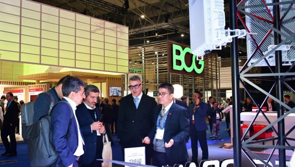 Viettel’s 5G products received positive feedback from international visitors on the opening day of MWC Barcelona 2025