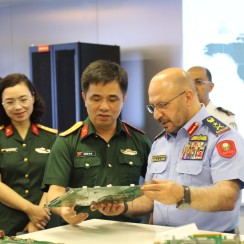 Bộ Quốc phòng UAE quan tâm tới các sản phẩm của Viettel High Tech