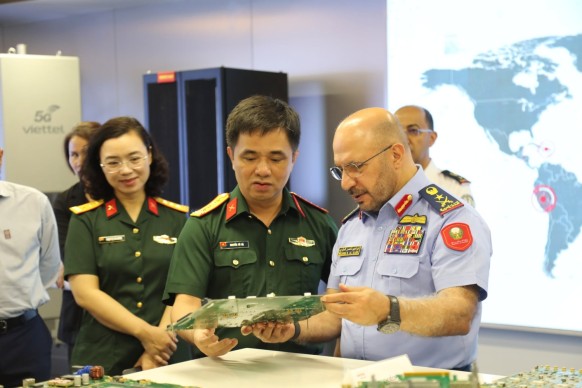 Bộ Quốc phòng UAE quan tâm tới các sản phẩm của Viettel High Tech