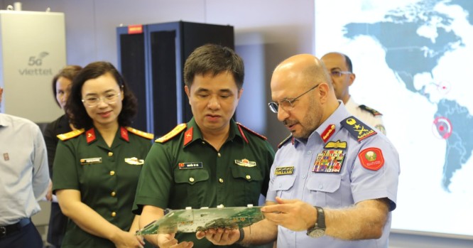 Bộ Quốc phòng UAE quan tâm tới các sản phẩm của Viettel High Tech