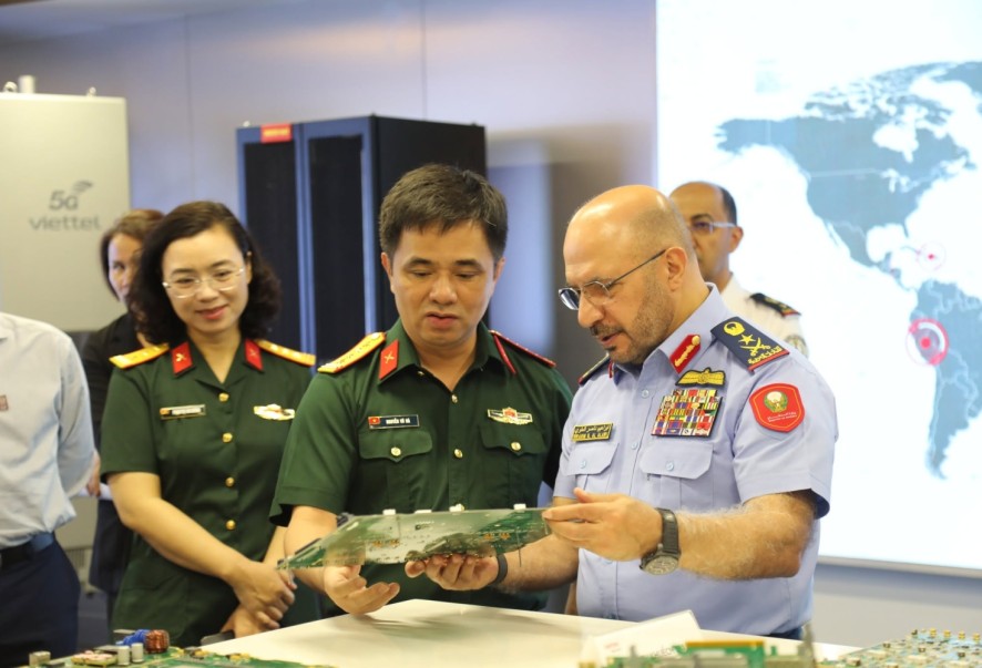 Bộ Quốc phòng UAE quan tâm tới các sản phẩm của Viettel High Tech