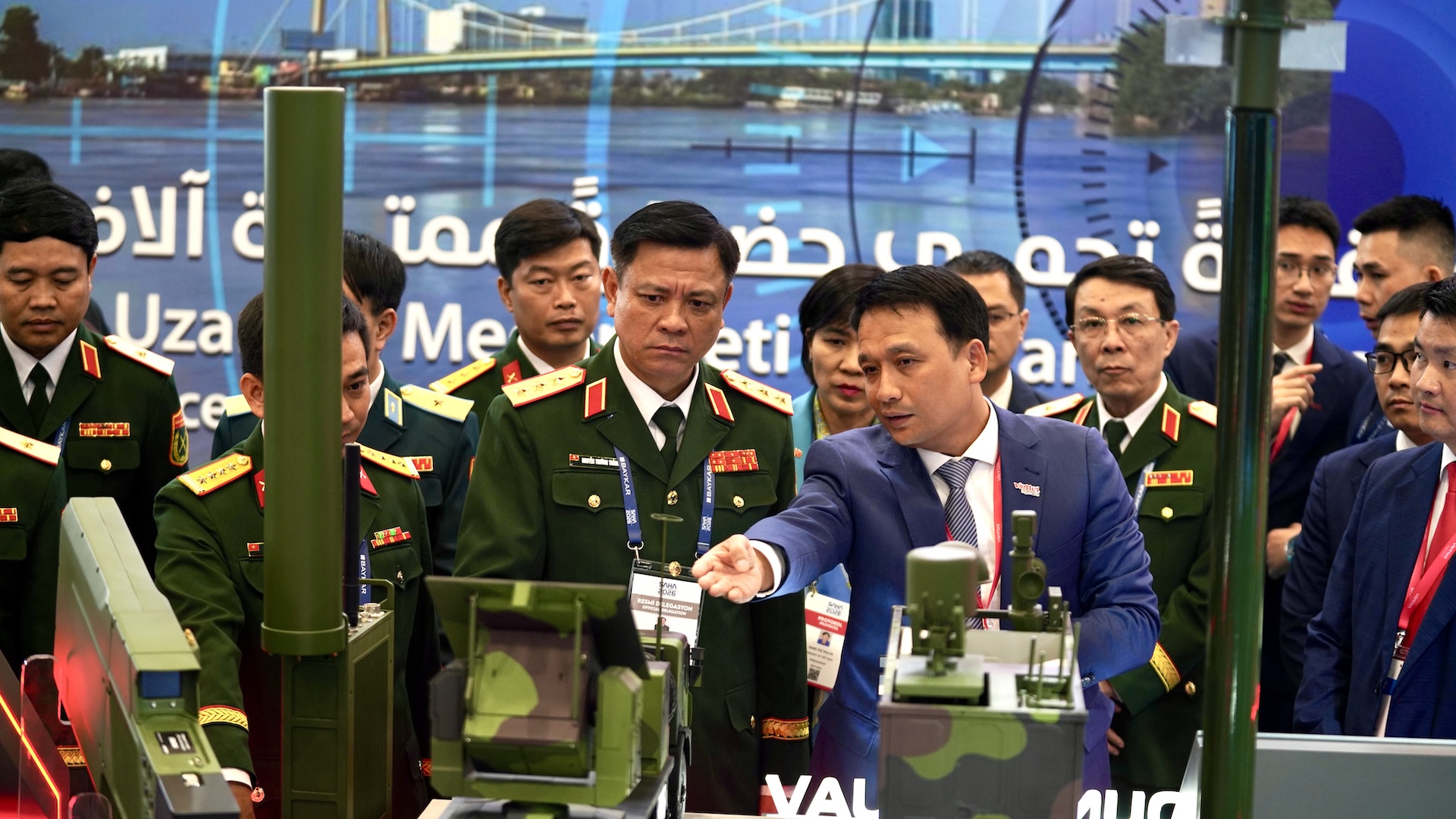 Đoàn đại biểu cấp cao Bộ Quốc phòng Việt Nam do Thượng tướng Nguyễn Trường Thắng, Ủy viên Trung ương Đảng, Thứ trưởng Bộ Quốc phòng dẫn đầu tới tham quan gian hàng Viettel(1) 2