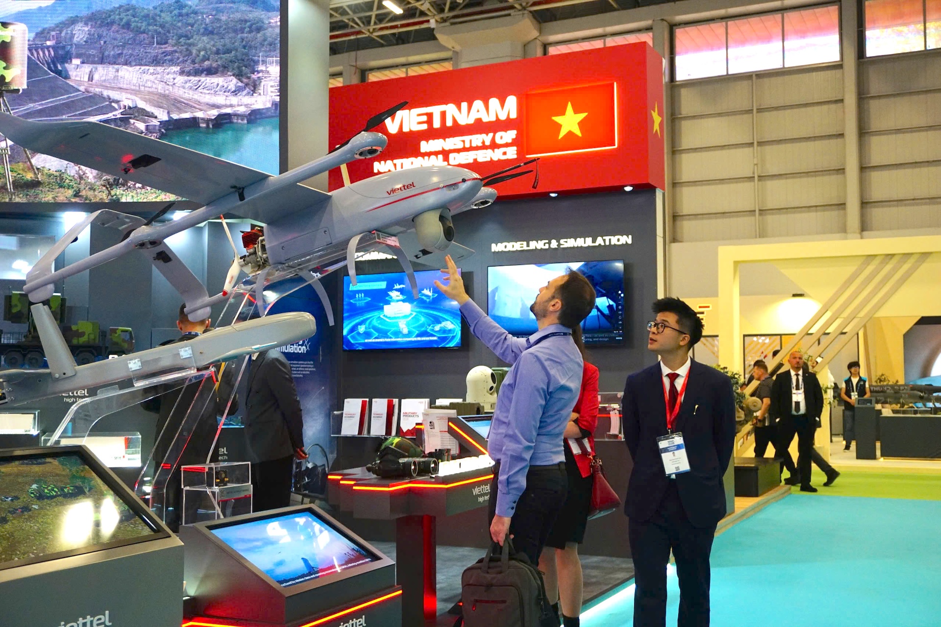 Khách tham quan tìm hiểu sản phẩm quốc phòng Viettel tại triển lãm 3